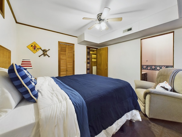 bedroom with crown molding, ceiling fan, and a closet