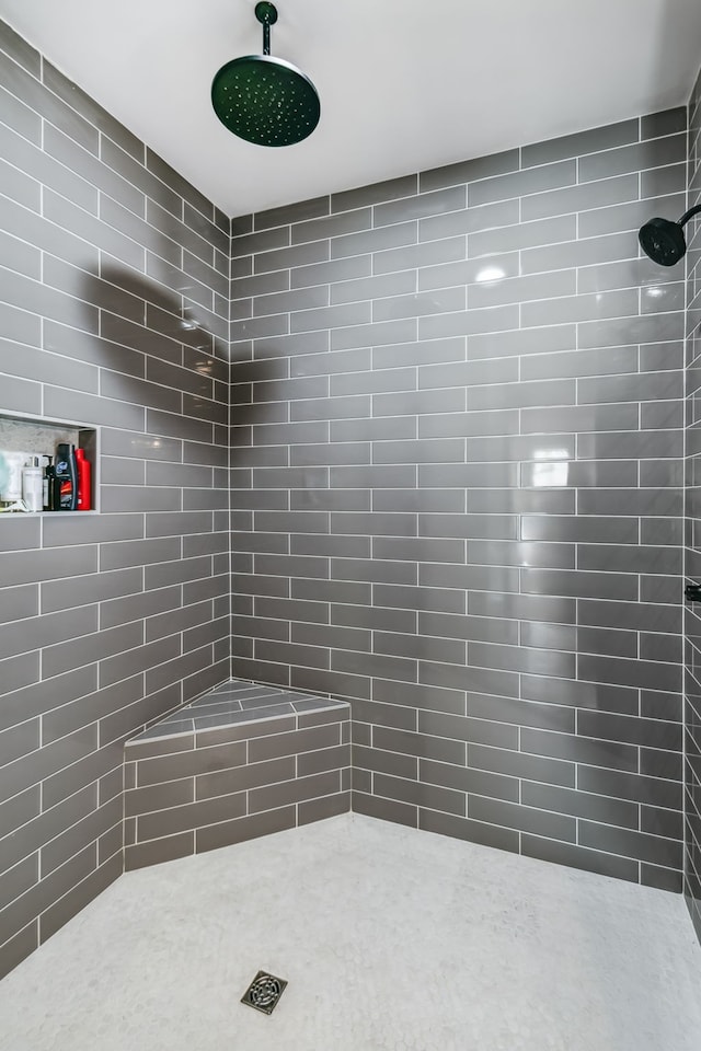 bathroom featuring a tile shower