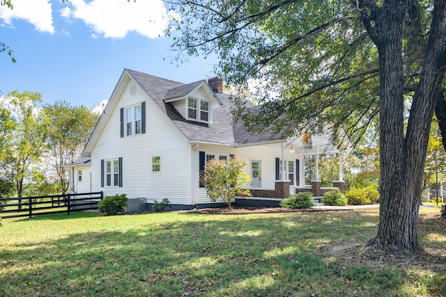 view of front facade featuring a front lawn