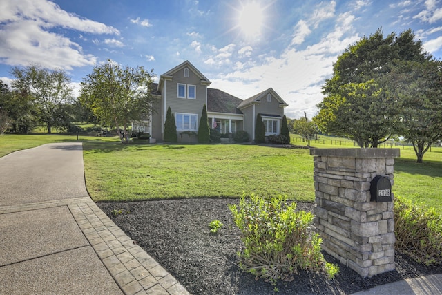 view of front facade featuring a front yard