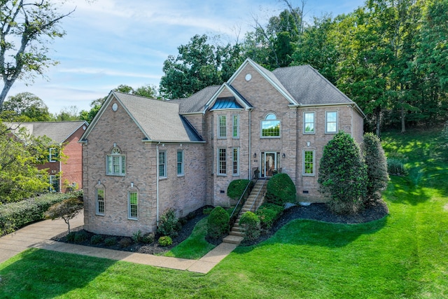 view of front facade featuring a front lawn