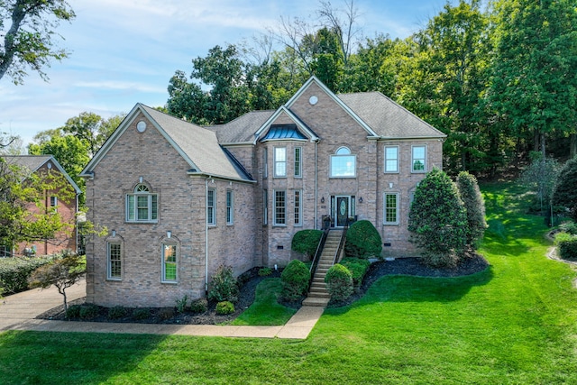 colonial house featuring a front lawn