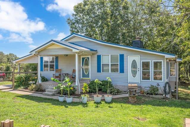 view of front of house featuring a front lawn