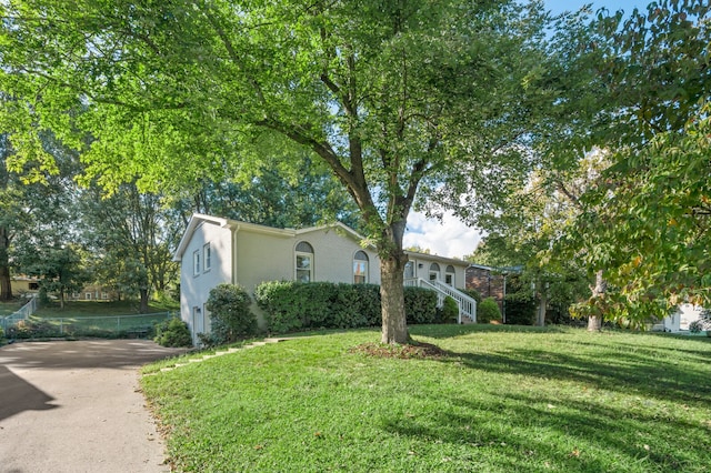 view of front of house featuring a front lawn