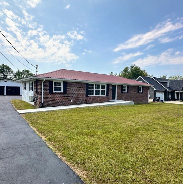 single story home featuring a front yard