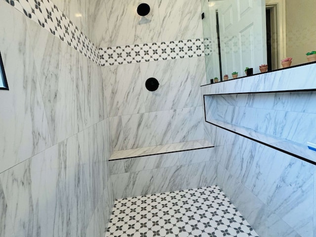 bathroom featuring a tile shower