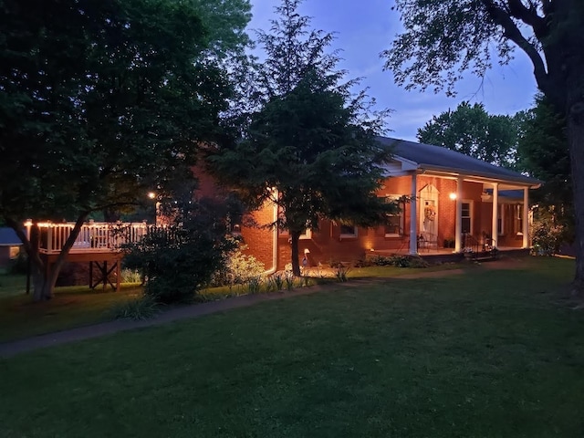 view of yard at dusk