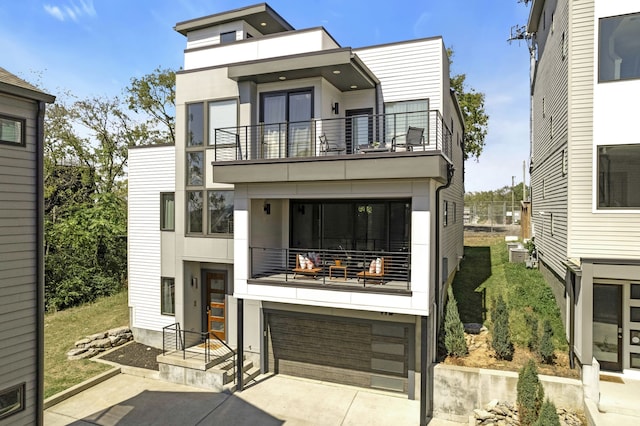 view of front of property featuring a balcony