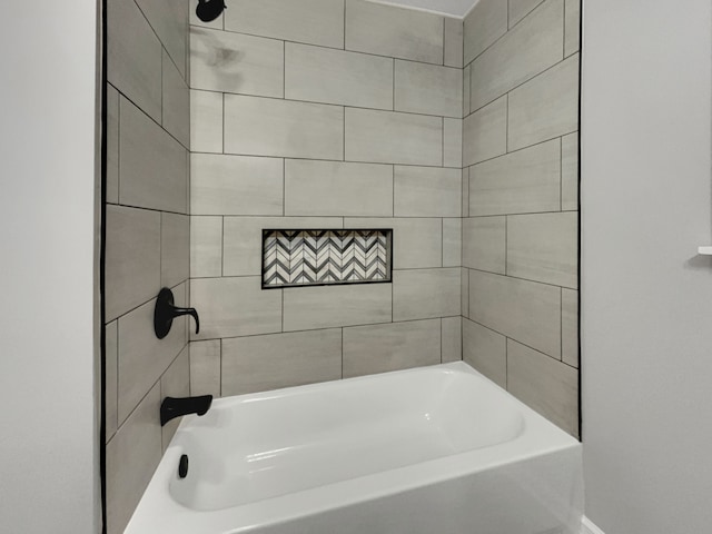 bathroom featuring tiled shower / bath combo