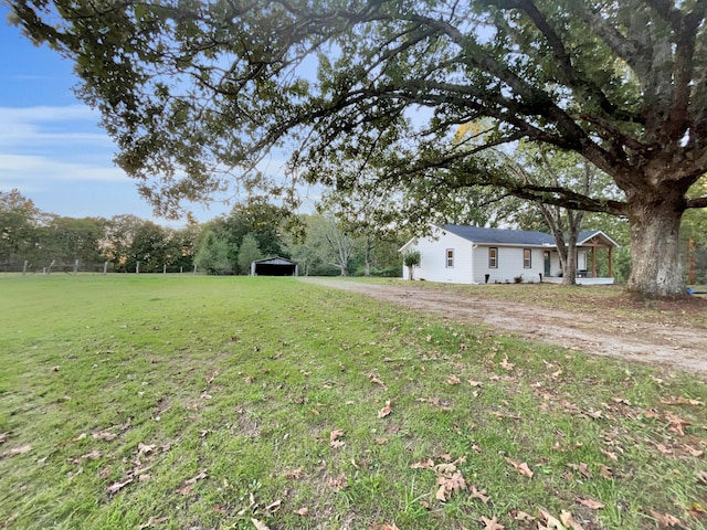 view of yard with an outbuilding