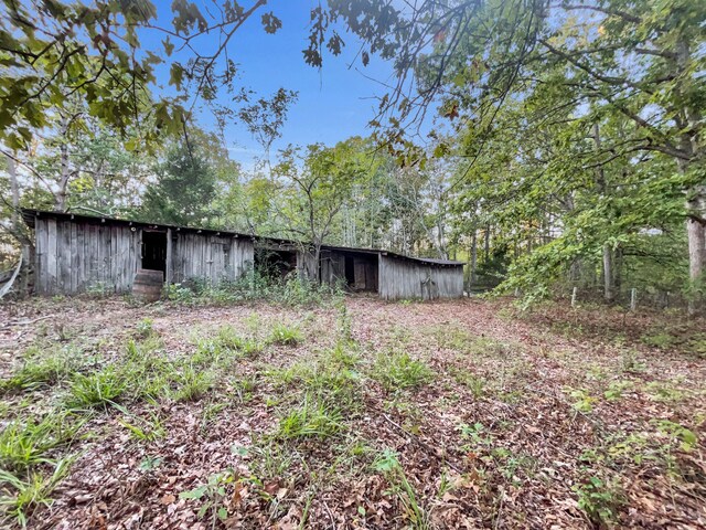 view of yard featuring an outbuilding