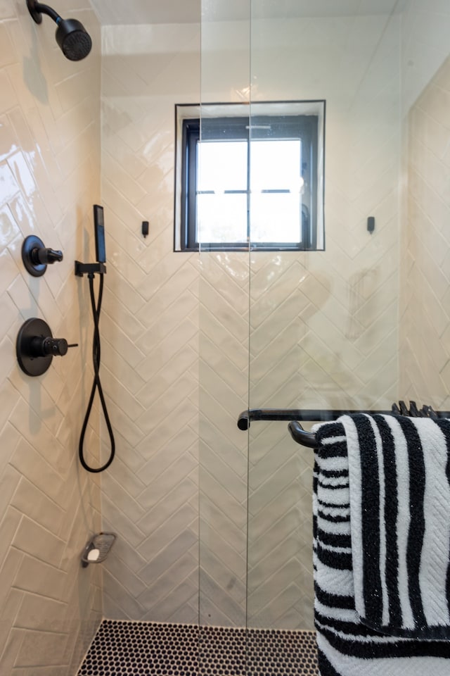 bathroom featuring a tile shower