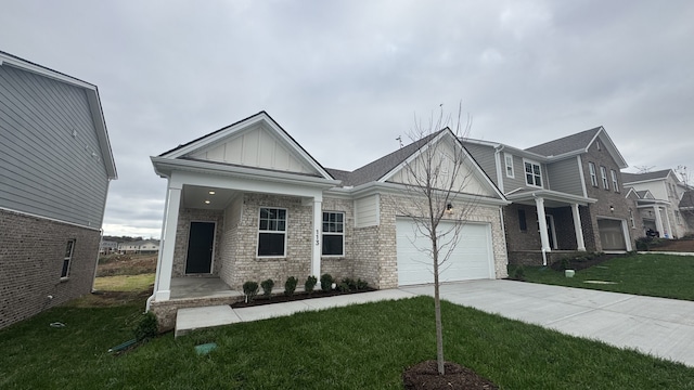 view of front of home featuring a front yard