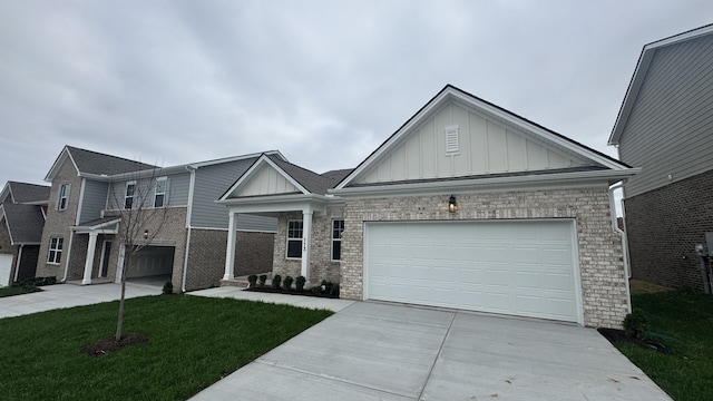 view of front facade with a garage and a front yard