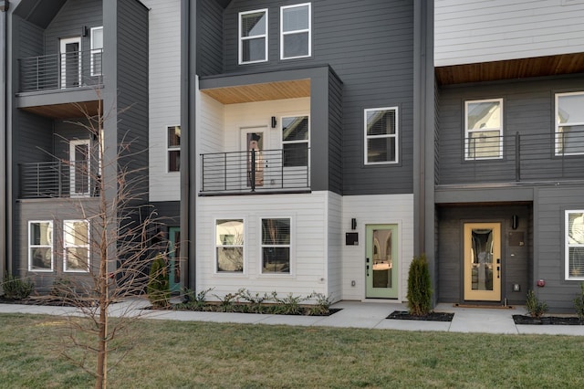 view of front facade featuring a front lawn