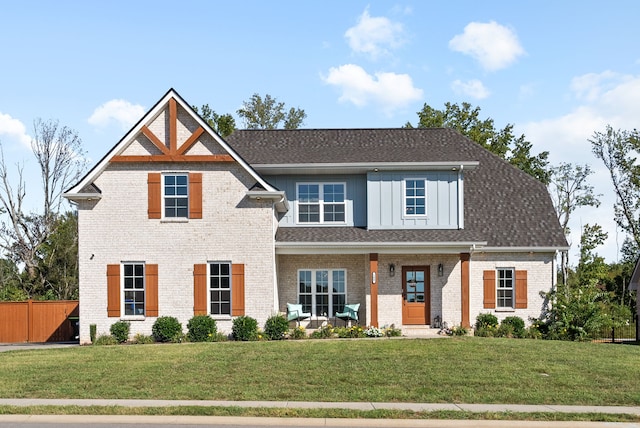 view of front facade featuring a front lawn