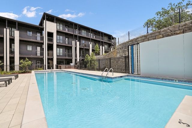 view of swimming pool