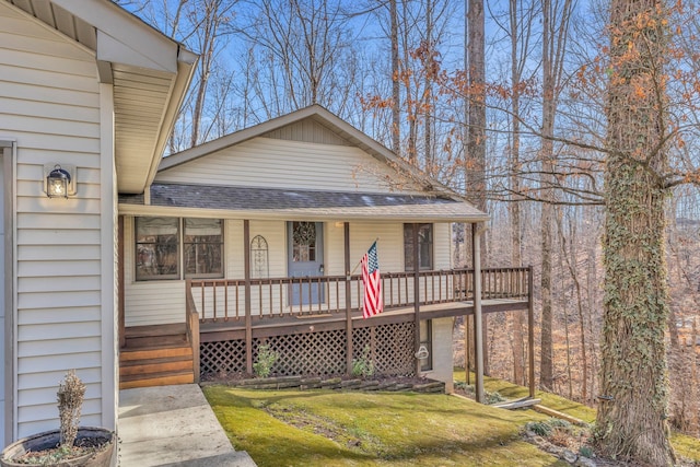 view of front of property featuring covered porch and a front yard