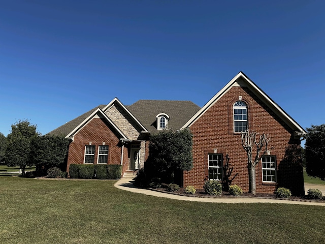 front facade featuring a front yard