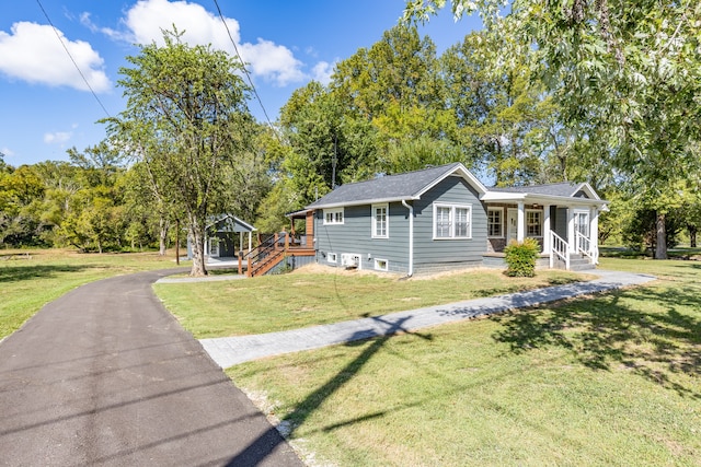 view of front facade featuring covered porch and a front yard