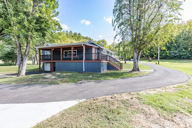 view of front of property with a front yard