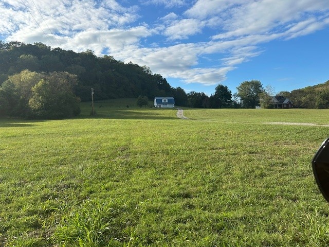 view of yard featuring a rural view