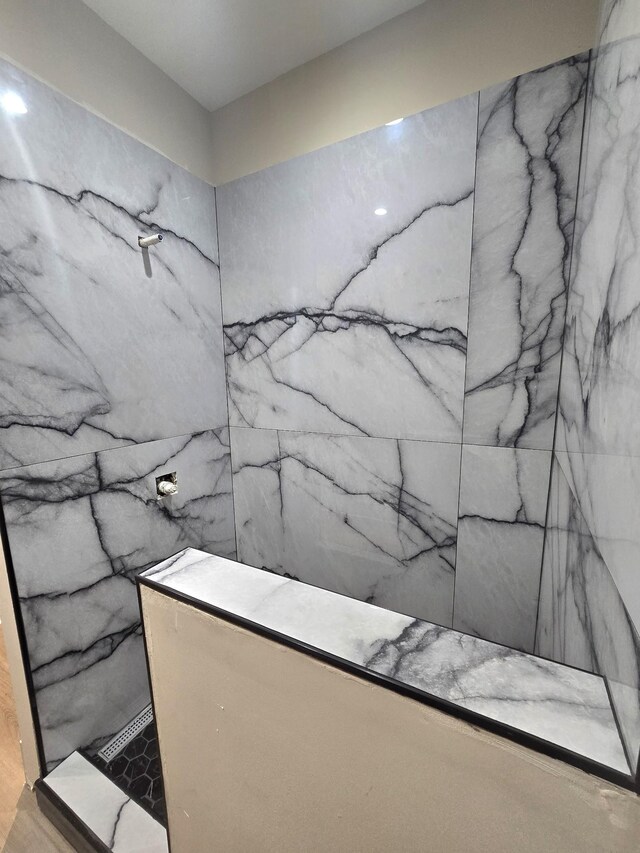 bathroom featuring a tile shower