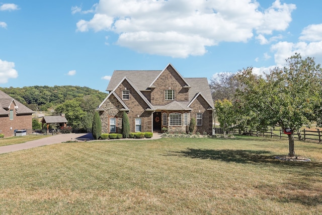 view of front of property featuring a front yard