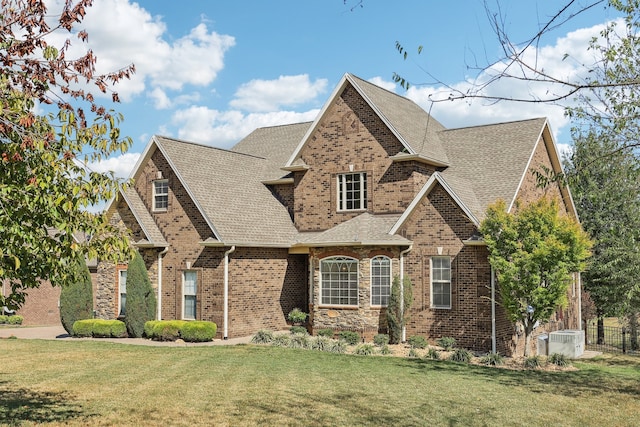 view of front of home featuring a front yard