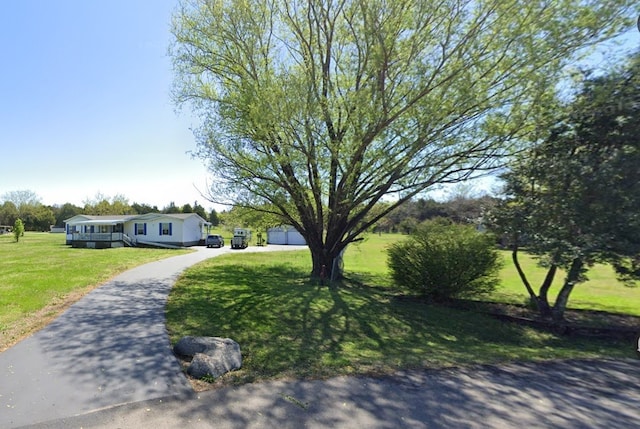 view of front of home featuring a front lawn