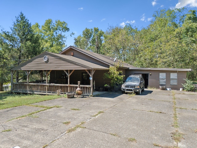 view of front of property with a porch and driveway