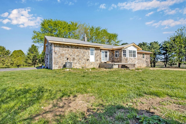 view of front of home with a front lawn