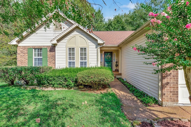 view of front of home featuring a front lawn