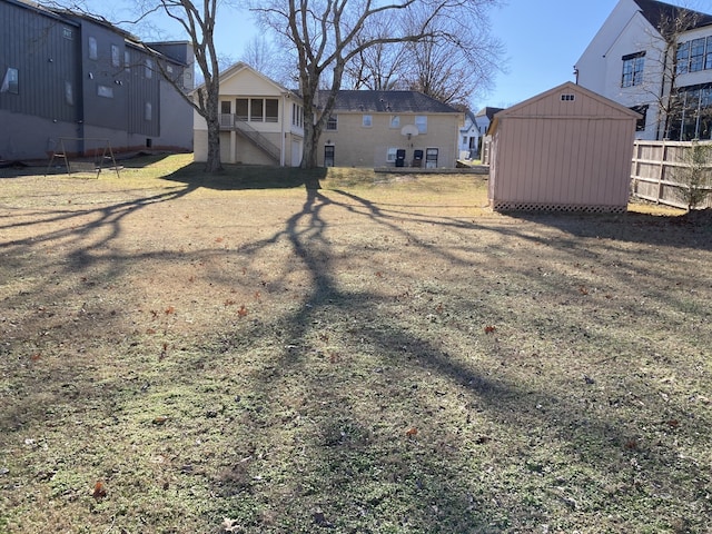 view of yard featuring a shed