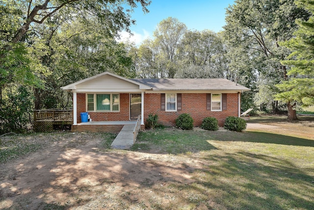 view of front of property featuring a front yard