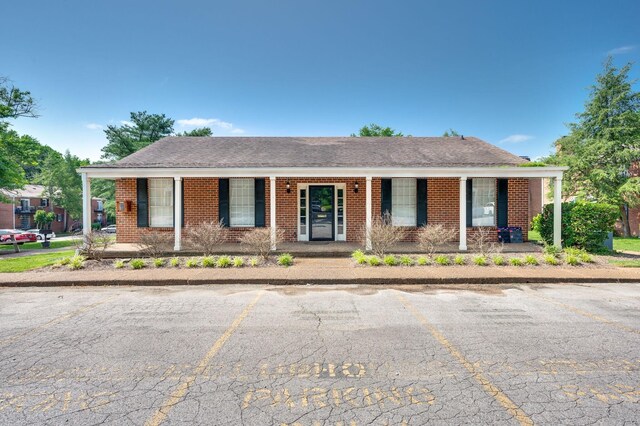 single story home with covered porch