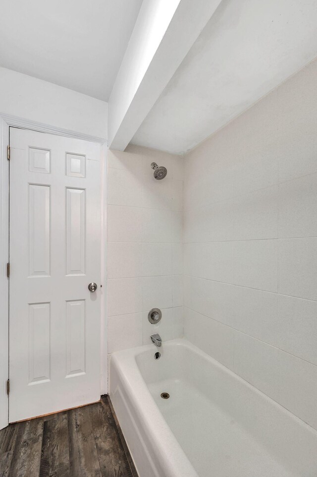 bathroom featuring tiled shower / bath and hardwood / wood-style floors