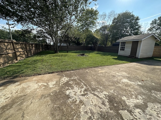 view of yard with a fenced backyard and an outdoor structure