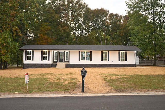 single story home with a front yard