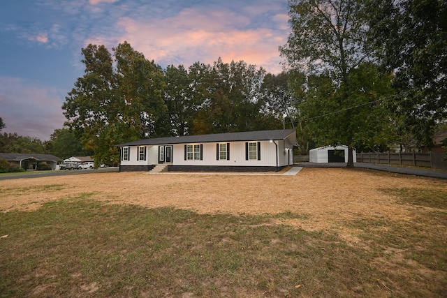 view of front facade with a lawn