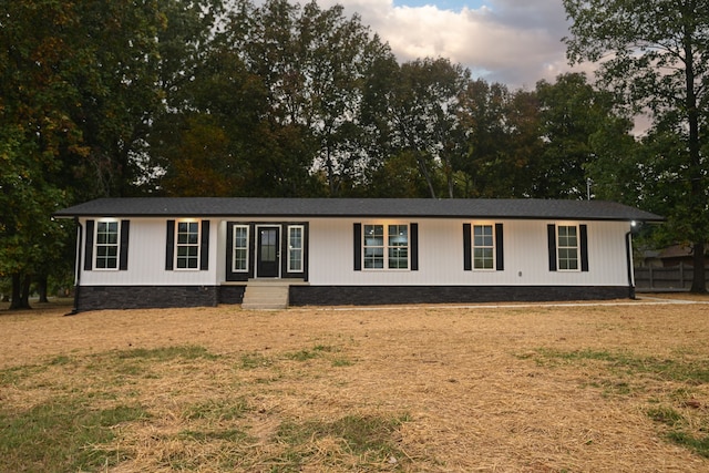 ranch-style home featuring a yard