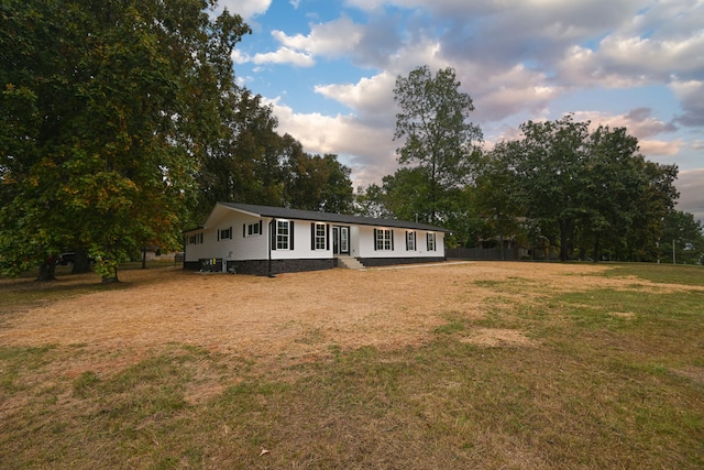 view of front facade with a yard