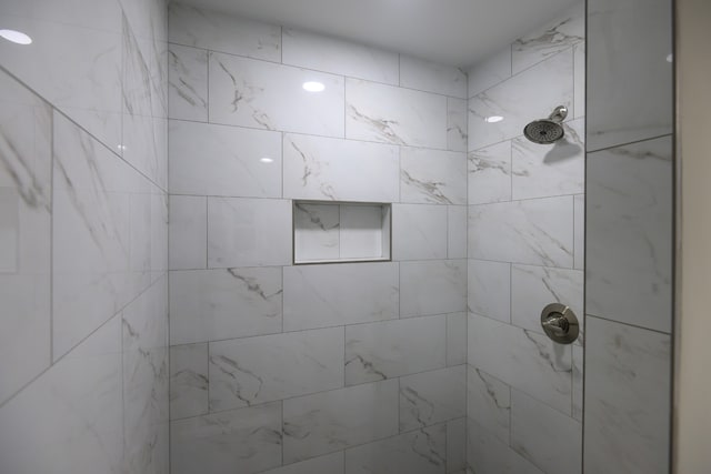 bathroom featuring a tile shower