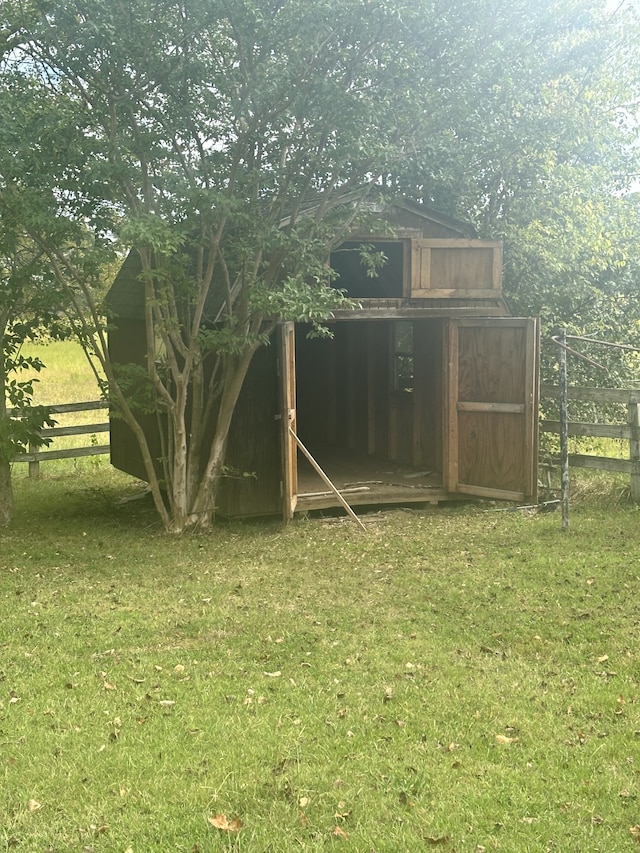 view of yard featuring a storage shed