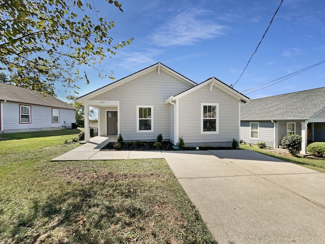 view of front facade featuring a front yard