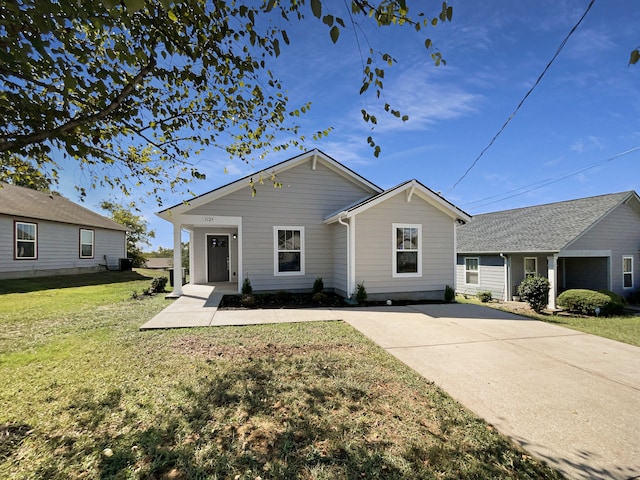 view of front of home featuring a front yard