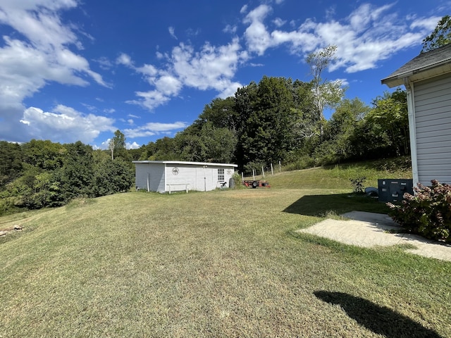 view of yard featuring a shed