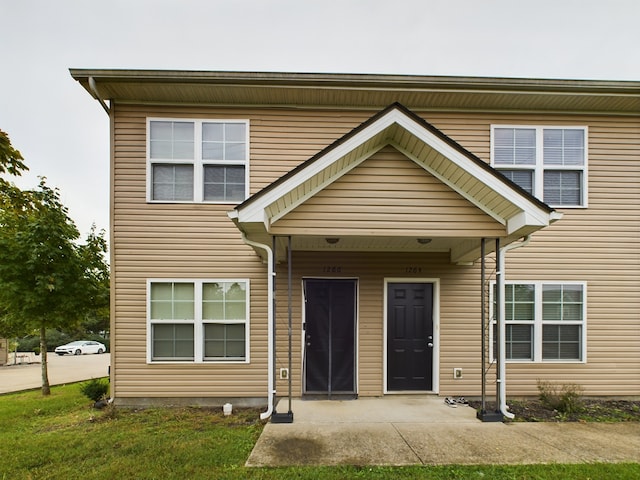 view of front of home featuring a front yard