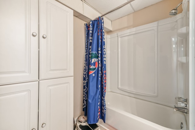 bathroom featuring shower / tub combo