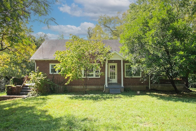 view of front of property featuring a front yard